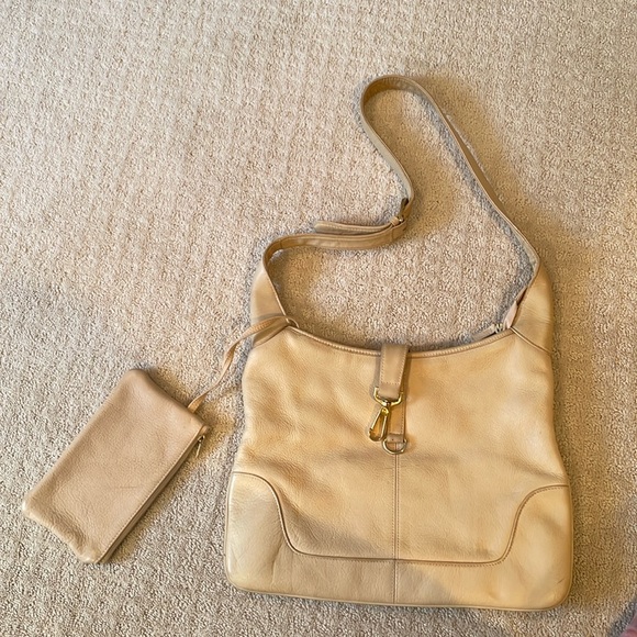 Crossbody bag crème leather with attached zippered pouch inside

DIAMICCI. Brand - Picture 1 of 5